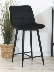 Eleganckie niskie krzesło barowe PROXI I pikowane z czarnego weluru na czarnych nogach