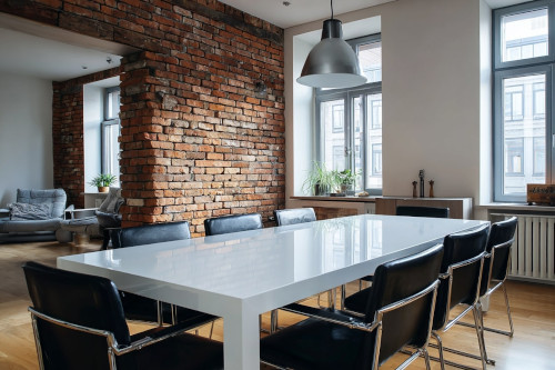 Jakie krzesła do białego stołu wybrać? Sprawdzone połączenia kolorów