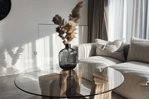 Do jakich wnętrz pasują szklane stoły?