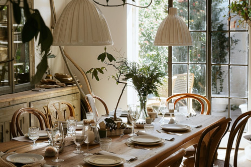 Dekoracja stołu na co dzień. Co na nim położyć?