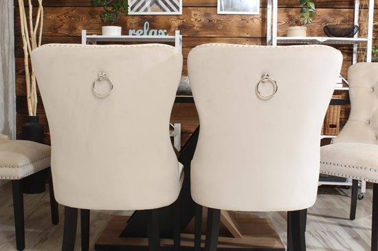 Krzesło na sprężynach pikowane z kołatką i ćwiekami HUGO jasny beż