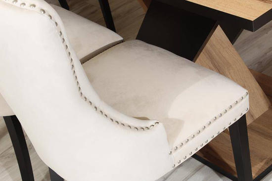 Krzesło na sprężynach pikowane z kołatką i ćwiekami HUGO jasny beż