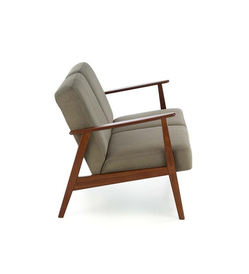 Sofa z drewnianymi podłokietnikami MILANO 2S w kolorze oliwkowym Castel 39 