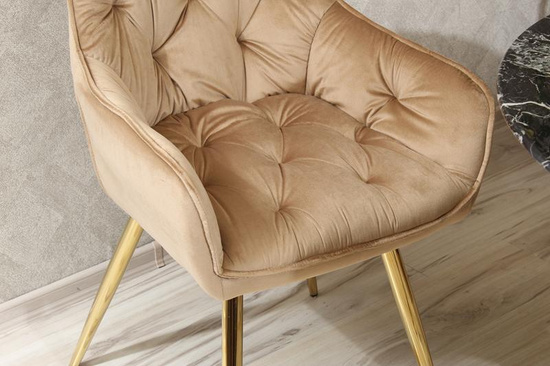 Pikowane krzesło z marszczeniami AURORA ciemny beż ze złotymi nogami