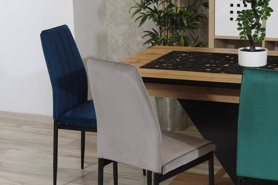 Krzesło z weluru z pionowymi przeszyciami KONGO miodowe