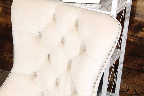 Krzesło na sprężynach pikowane z kołatką i ćwiekami HUGO jasny beż