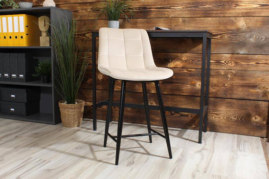 Welurowe krzesło do wyspy niskie PROXI pikowane jasny beż na czarnych nogach