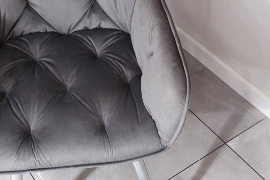 Krzesło fotelowe z podłokietnikami AURORA | szary welur, chromowane nogi, pikowana tapicerka