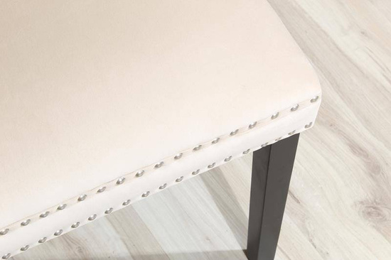 Krzesło na sprężynach pikowane z kołatką i ćwiekami HUGO jasny beż