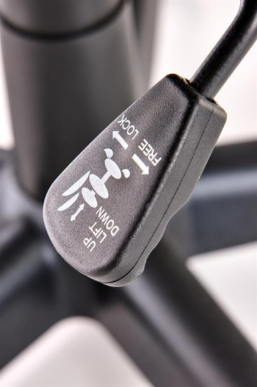 Fotel gabinetowy BERKEL w kolorze czarno-czerwonym – wygoda i dynamiczny styl do biura