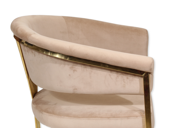 Duże wygodne krzesło z podłokietnikami GLAMMY VELVET ciemny beż na złotym stelażu