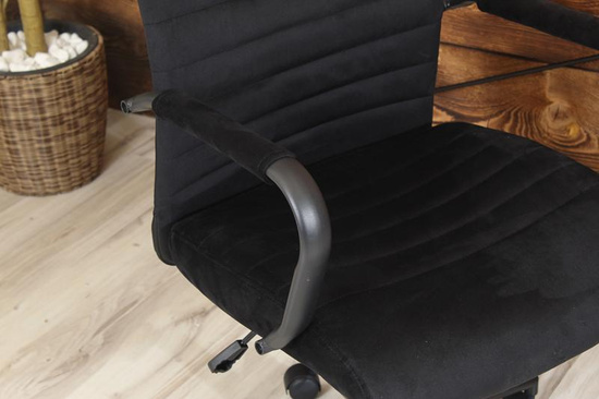 Welurowy fotel biurowy DORIAN na czarnym stelażu