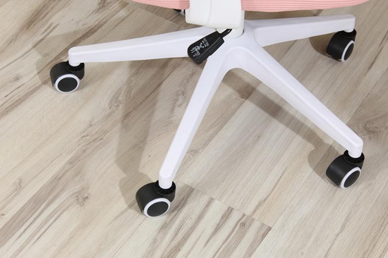 Fotel obrotowy LUMA różowy z regulowanymi podłokietnikami i białą podstawą, z mechanizmem TILT