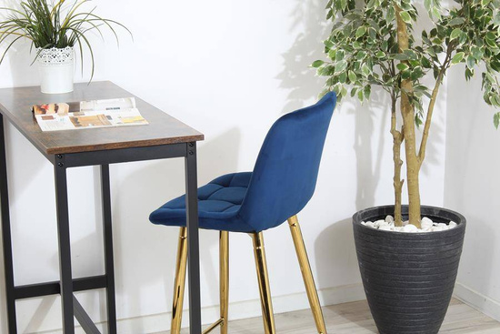 Welurowe krzesło barowe niskie PROXI pikowane granatowe na złotych nogach