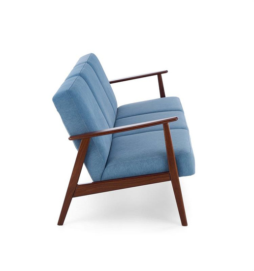 Sofa z drewnianymi podłokietnikami MILANO 3S w kolorze niebieskim Castel 74