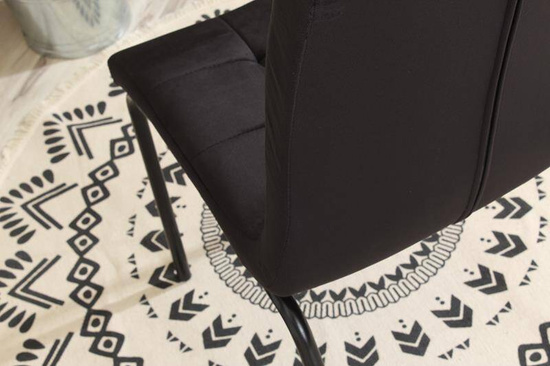 Krzesło CORSO C z kwadratowymi przeszyciami czarny welur na czarnych nogach