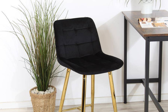 Welurowe krzesło barowe niskie PROXI pikowane czarne na złotych nogach