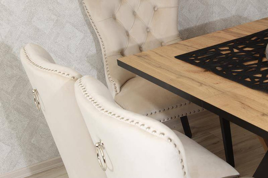 Krzesło na sprężynach pikowane z kołatką i ćwiekami HUGO jasny beż