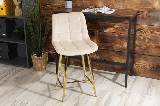 Welurowe krzesło barowe niskie PROXI pikowane jasny beż na złotych nogach