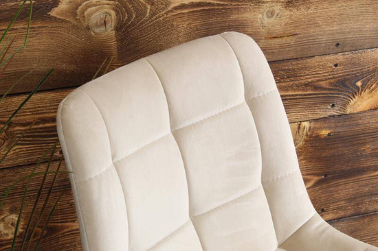 Welurowe krzesło barowe niskie PROXI pikowane jasny beż na złotych nogach