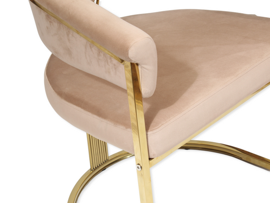 Duże wygodne krzesło z podłokietnikami GLAMMY VELVET ciemny beż na złotym stelażu