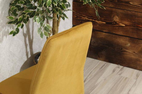 Krzesło z weluru z pionowymi przeszyciami KONGO miodowe