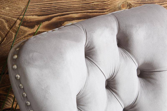 Krzesło na sprężynach pikowane z kołatką i ćwiekami HUGO szare