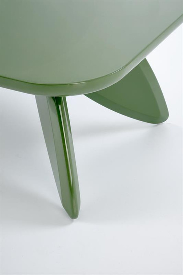 Designerska ława SORAYA w kolorze jasnej zieleni z lakierowanym wykończeniem