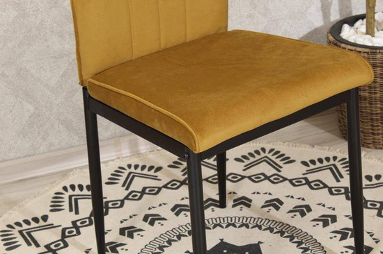 Krzesło z weluru z pionowymi przeszyciami KONGO miodowe