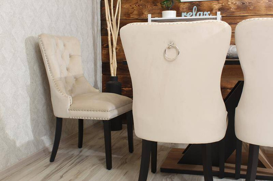 Krzesło na sprężynach pikowane z kołatką i ćwiekami HUGO jasny beż