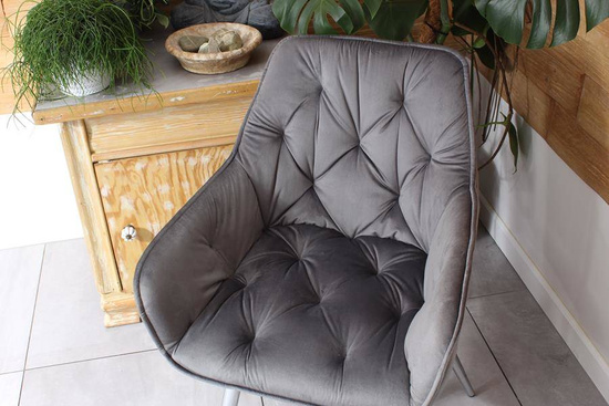 Krzesło fotelowe z podłokietnikami AURORA | szary welur, chromowane nogi, pikowana tapicerka