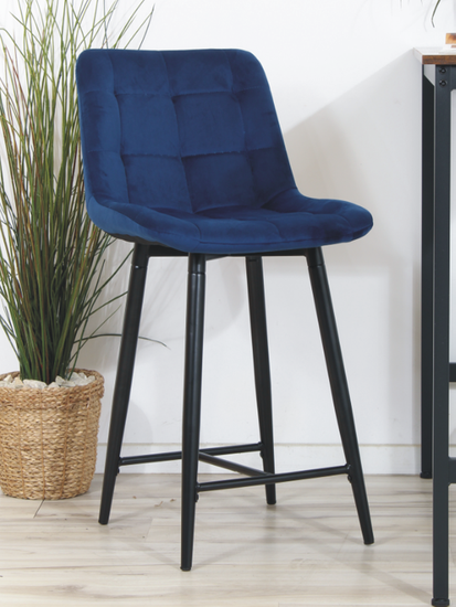 Welurowe krzesło barowe niskie PROXI pikowane granatowe na czarnych nogach