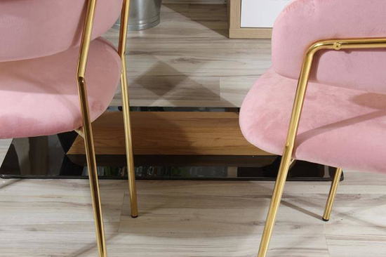 Welurowe krzesło do jadalni w stylu glamour MARGO 2 różowe na złotym stelażu