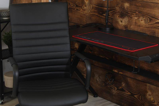 Fotel biurowy DORIAN w czarnej ekoskórze na czarnym stelażu