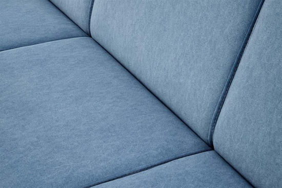 Sofa z drewnianymi podłokietnikami MILANO 3S w kolorze niebieskim Castel 74