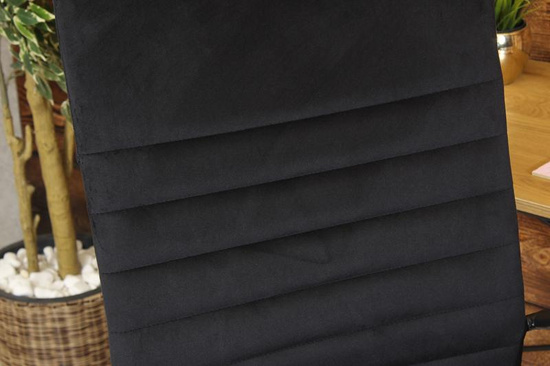 Welurowy fotel biurowy DORIAN na czarnym stelażu