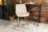 Welurowe krzesło barowe niskie PROXI pikowane jasny beż na złotych nogach