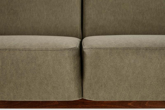 Sofa z drewnianymi podłokietnikami MILANO 3S w kolorze oliwkowym Castel 39