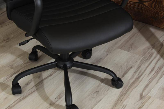 Fotel biurowy DORIAN w czarnej ekoskórze na czarnym stelażu