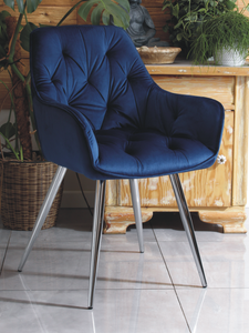 Krzesło fotelowe z podłokietnikami AURORA | granatowy welur, chromowane nogi, pikowana tapicerka