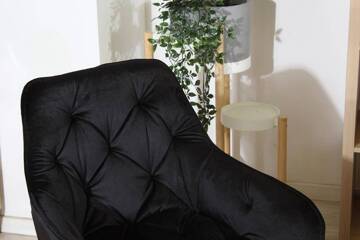 Krzesło fotelowe z podłokietnikami AURORA | czarny welur, chromowane nogi, pikowana tapicerka