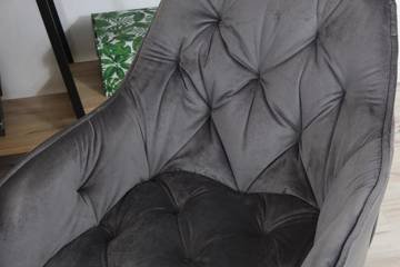 Pikowane welurowe krzesło z podłokietnikami AURORA szare z czarnymi nogami