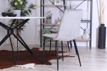 Stylowe krzesło welurowe FIDO szare z czarnymi nogami