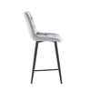 Eleganckie niskie krzesło barowe PROXI I pikowane z szarego weluru na czarnych nogach